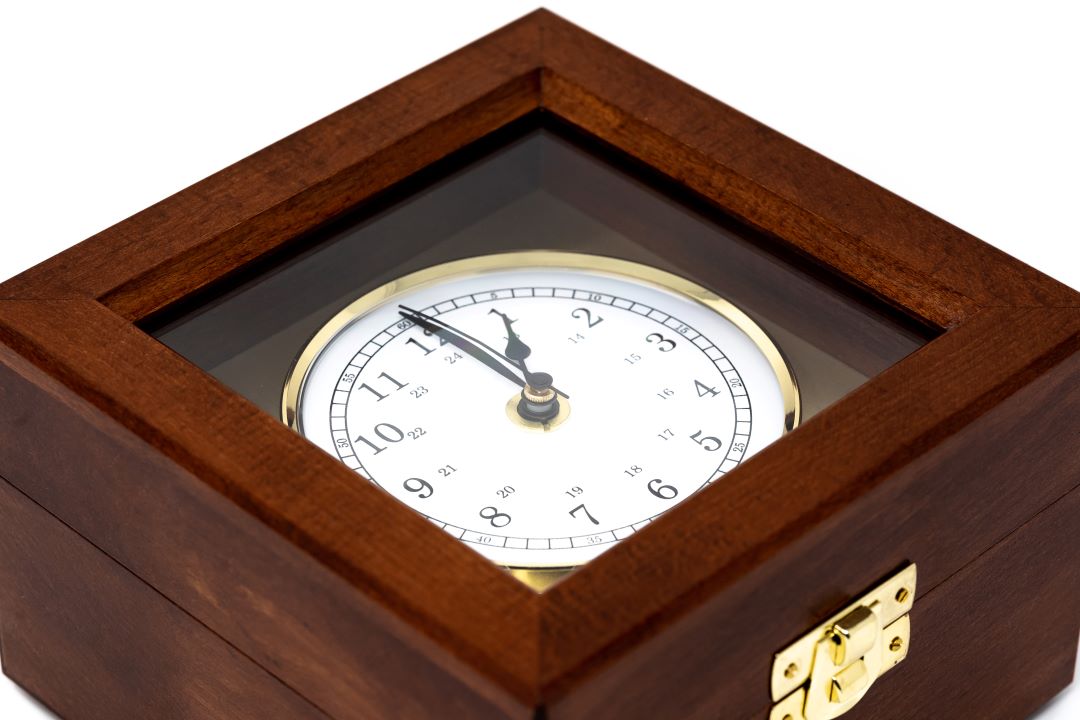 Fischer 1388-22 Quartz Marine Chronometer – Mahogany